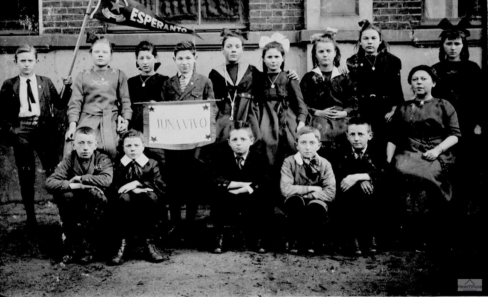 Het esperantoklasje onder leiding van juffrouw Dina van Griensven.