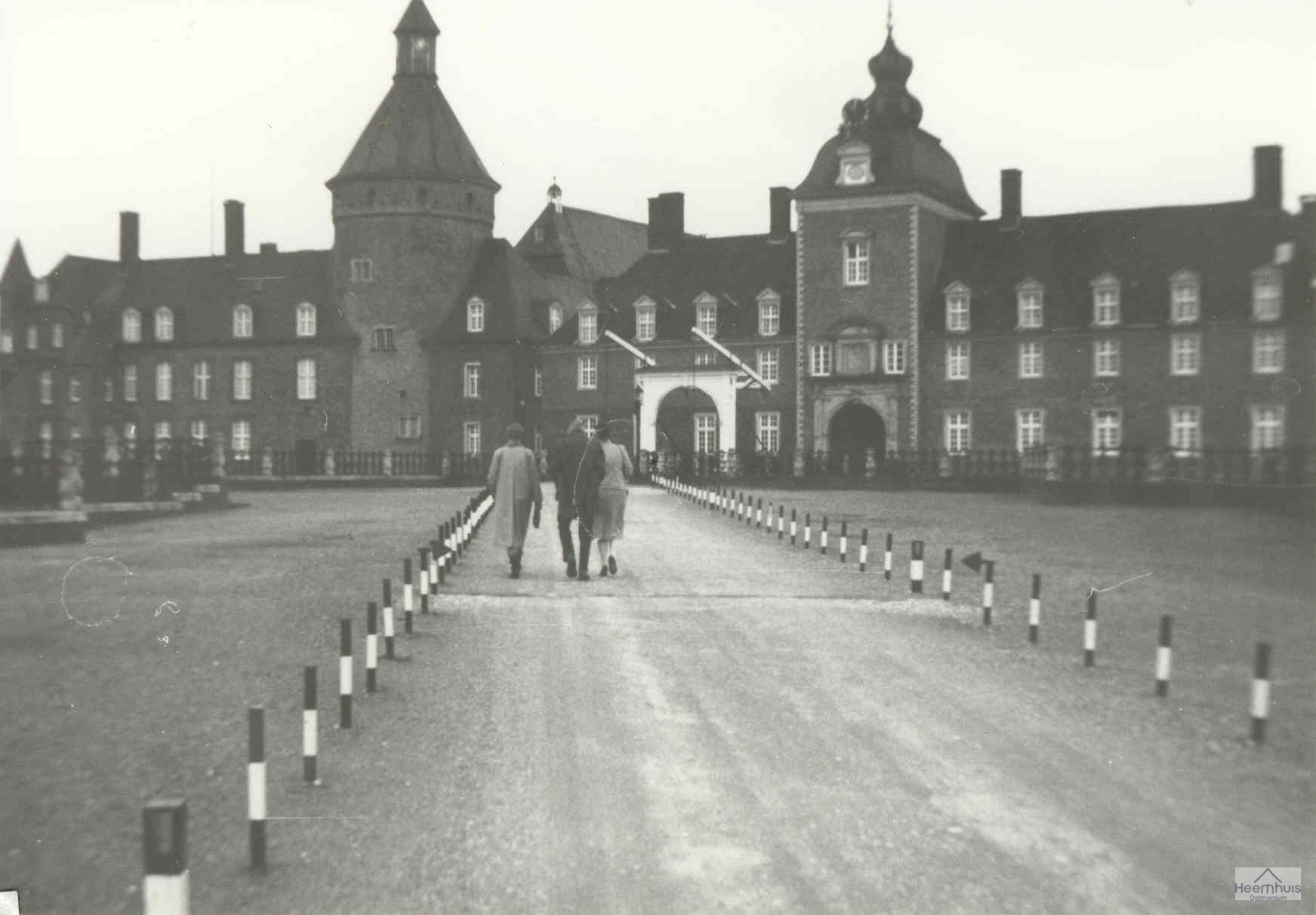 Excursie heemkunde 1985 naar waterburcht Anholt.