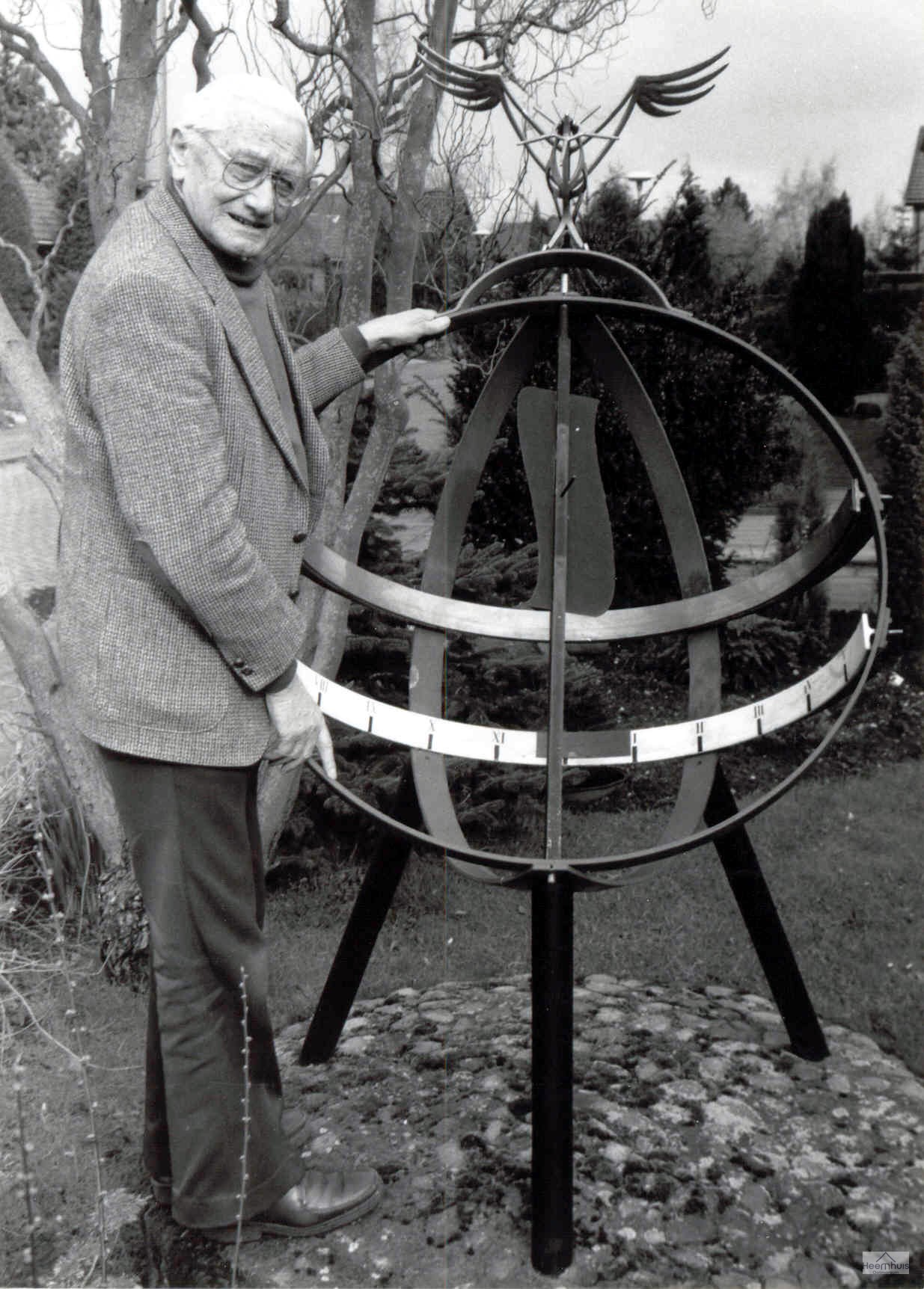 J. Gerard bij zijn zonnewijzer.