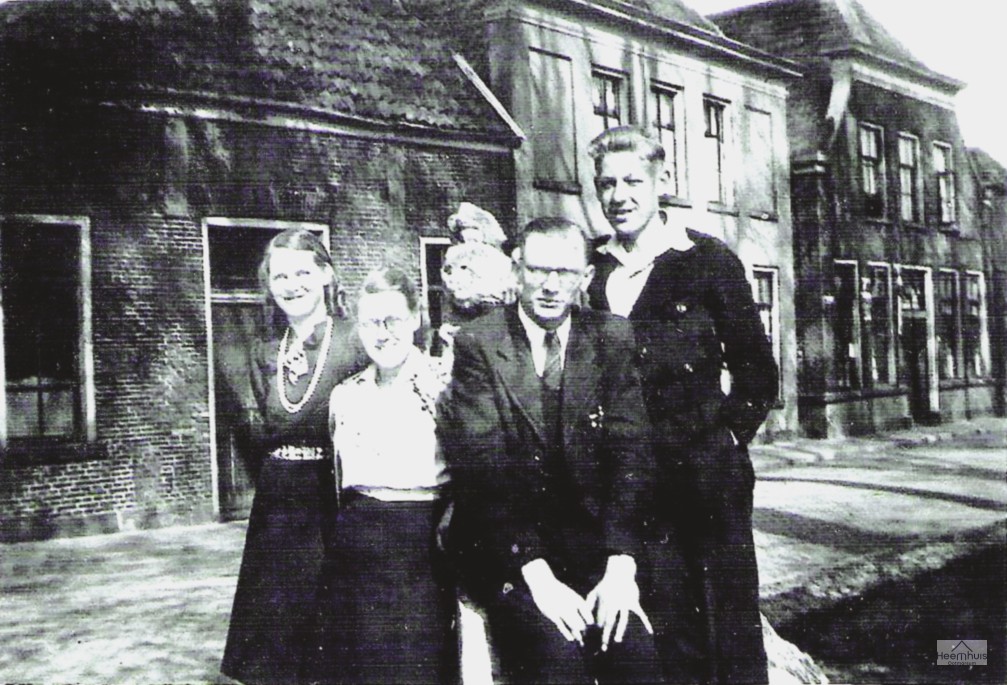 Groepje poserend Kerkplein.