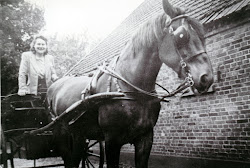 Betsie Kouijzer staand in de koets van Kroeze.