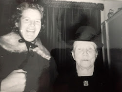 Marie Lohuis -Pikkemaat met haar schoonmoeder Johanna Lohuis-Broekhuis.