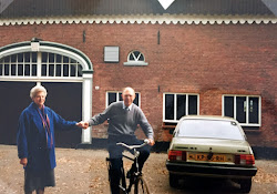 Frans Lohuis en zijn vrouw Marie even terug op het ouderlijk erf in Agelo.