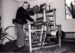 Gerrit Sleiderink bij zijn zelfgebouwde weefgetouw in de hal van de Damastfabriek.