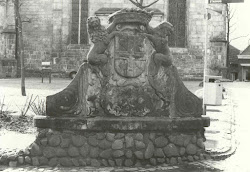 Het monument met stadswapen op het Kerkplein.