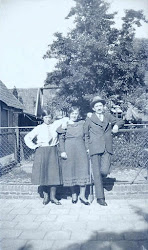 Anna en Jan Bloemen en Truus Beld