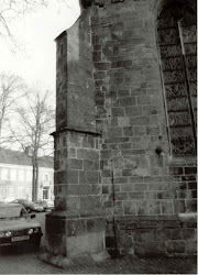 Zuidwestelijke pilaar van de r.-k. Kerk.