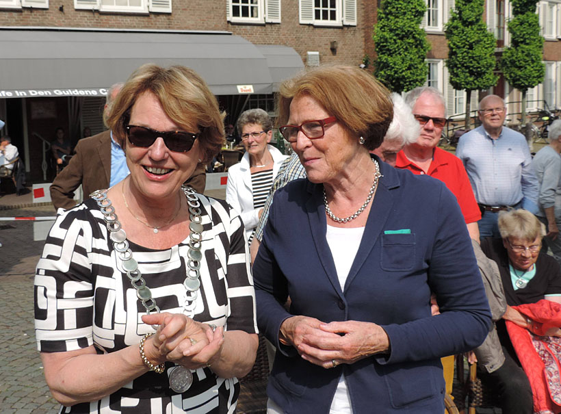Burgemeester Ineke Bakker en de kersverse stadsdichteres Marian Oude Elberink