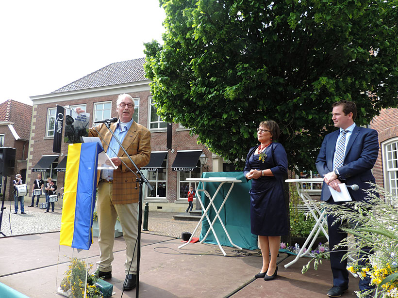 Tot slot biedt Rob Meijer de jubilerende Heemkunde een fraai beeldenboek aan, "Stadje in beeld", met een overzicht van 21 kunstwerken in en om het centrum van Ootmarsum.