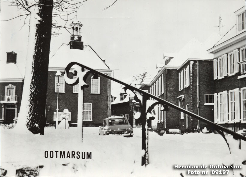 Kerkplein in winterse sferen 1978