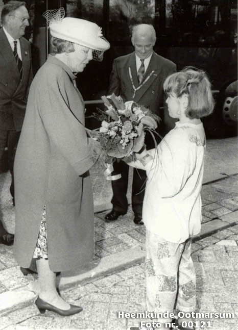 Beatrix in Ootmarsum 1993 en jarige Heleen Lohuis