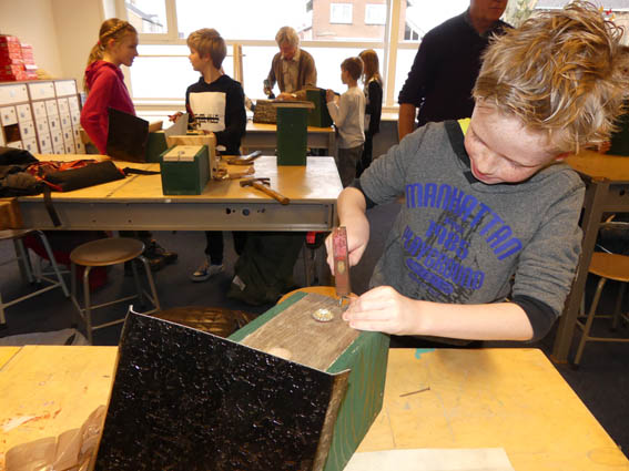 Jeugdnatuurclub timmert nestkastjes