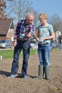 Jeugdnatuurclub zaait bloemperkjes