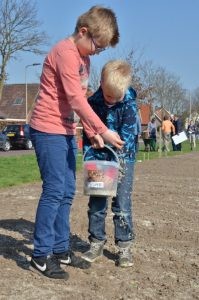 Jeugdnatuurclub zaait bloemperkjes