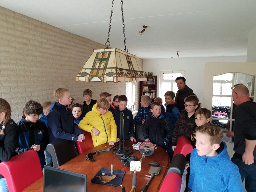 Jeugdnatuurclub wegwijs in de wereld van metaaldetectie