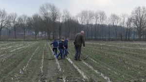 op het land