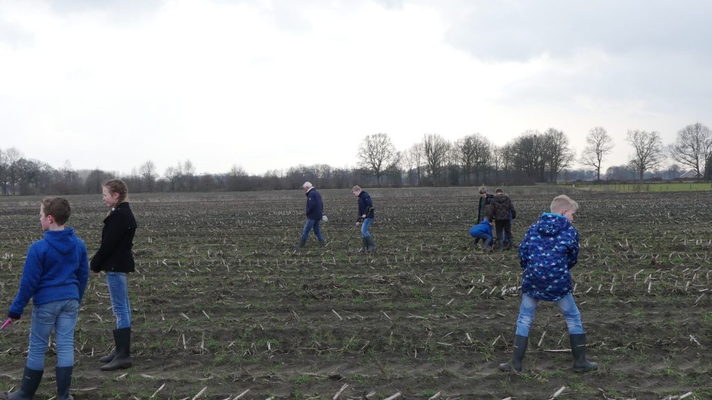 Jeugdnatuurclub met detector op pad