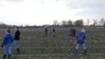 Jeugdnatuurclub met detector op pad