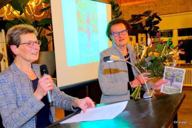 Eerste exemplaar Jaarboek Heemkunde voor Anny Reinders