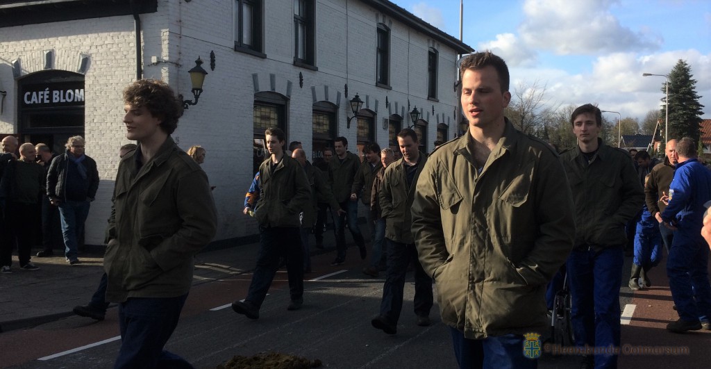 Pasen in Ootmarsum, zingen bij cafe Blom