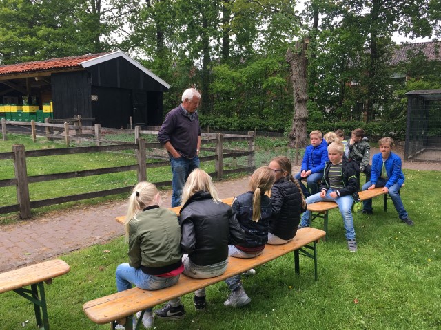 Jeugdnatuurclub op bezoek bij de bij