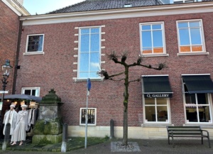 stadspomp met bankje