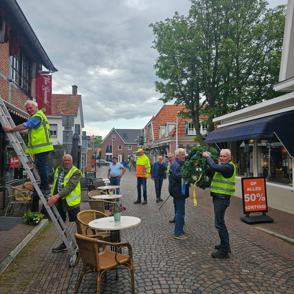 Pinksterkronen ophangen