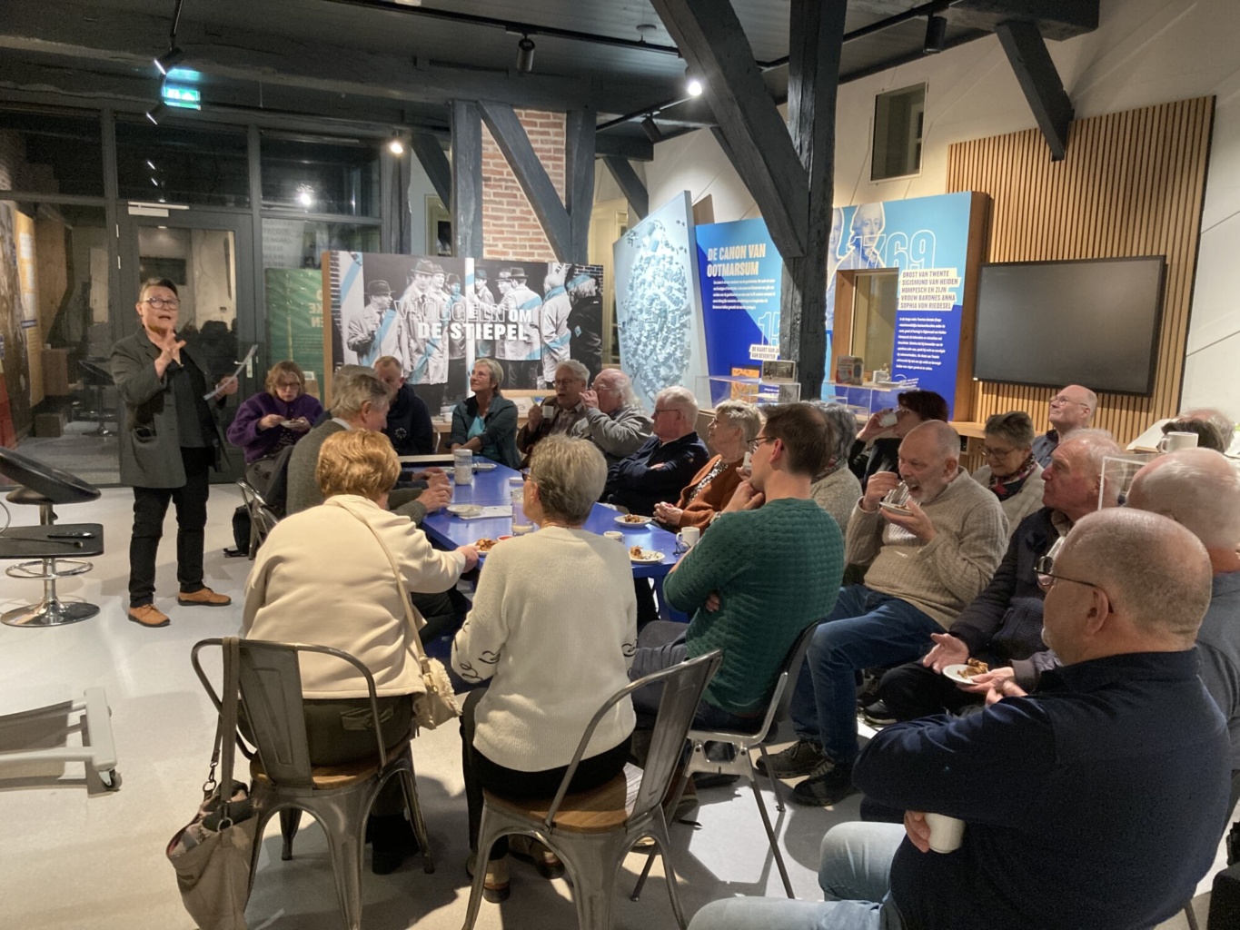 voorzitter verwelkomt aanwezigen